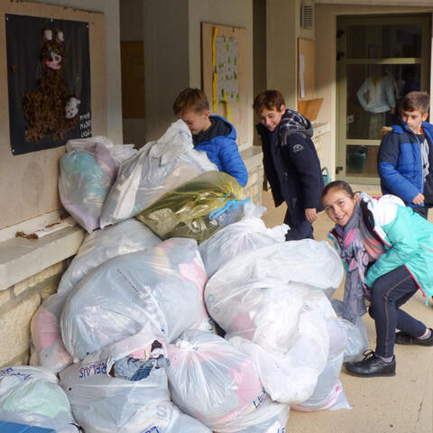 Dons de vêtement à l'école de Catus - Syded du Lot