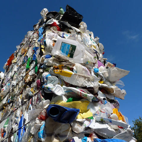 Balles de plastiques compressés en centre de tri