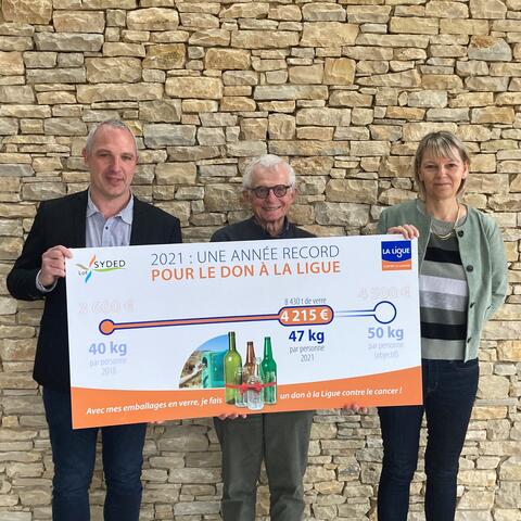 Le recyclage du verre des Lotois en 2021 c'est 4215 euros pour la Ligue contre le cancer