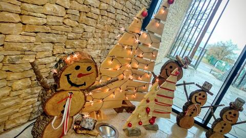 Décorations en bois réalisées par Manu Parra, Agent d'accueil en déchèterie au Syded