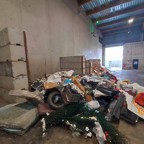 Des aberrants du tri dans le hall de dépôt de Valotri
