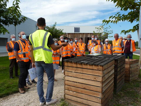 Formation compostage devant le site Valotri à Catus